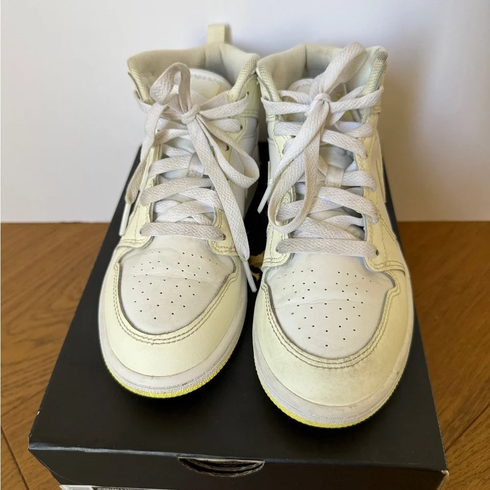 Nike Air Jordan 1 Mid in 